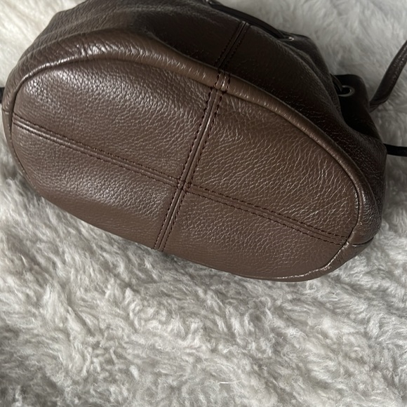 Tignanello light brown cocoa leather drawstring bucket crossbody bag - Picture 3 of 13